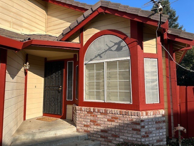 Building Photo - Modesto 5 Bedroom 3 Bathroom with a Pool