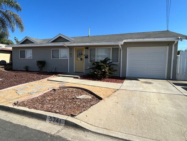 Foto del edificio - 3 Bedroom Home in Paradise Hills