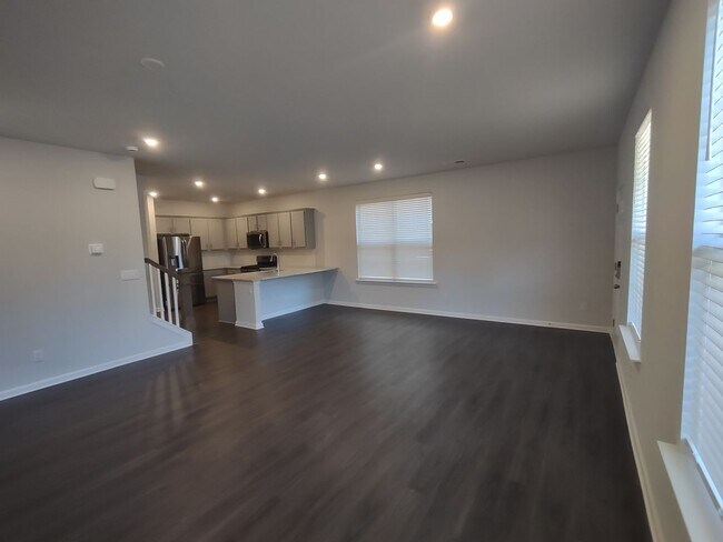 Foto del edificio - Beautiful Townhouse located in the McEwen Village!