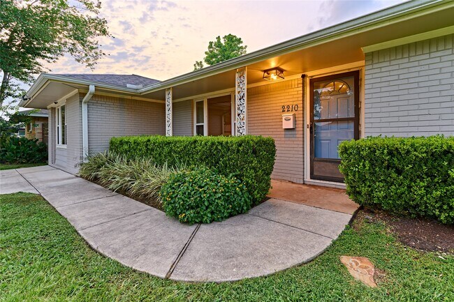 Building Photo - 2210 Nina Lee Ln