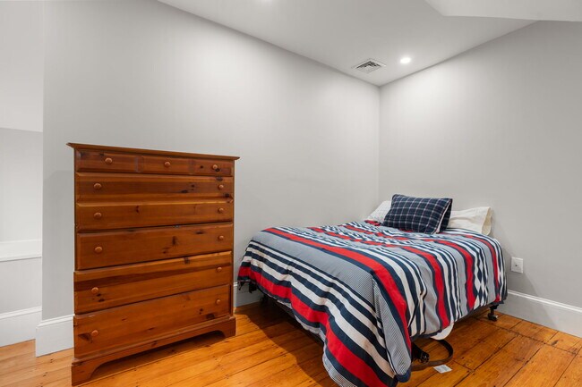 Building Photo - 169 Hunnewell Ave