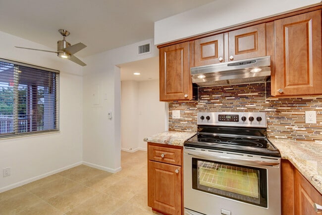 Building Photo - 7281 Amberly Ln