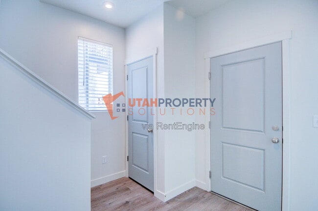 Building Photo - 1029 W 400 S