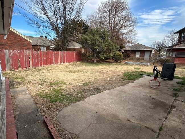 Building Photo - 5 Bedrooms Near Downtown!