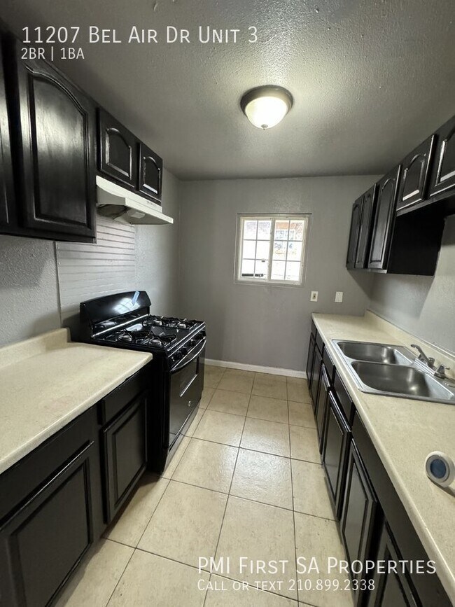 Foto del edificio - Fourplex two bedroom unit is ready to move...