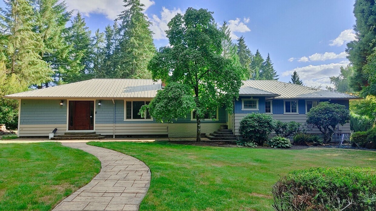 Foto principal - Wonderful 4 Bedroom 3 Bath Home That Sits ...