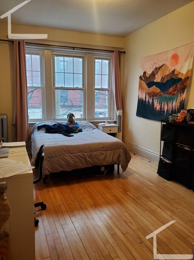 Building Photo - Beautiful three bedroom unit
