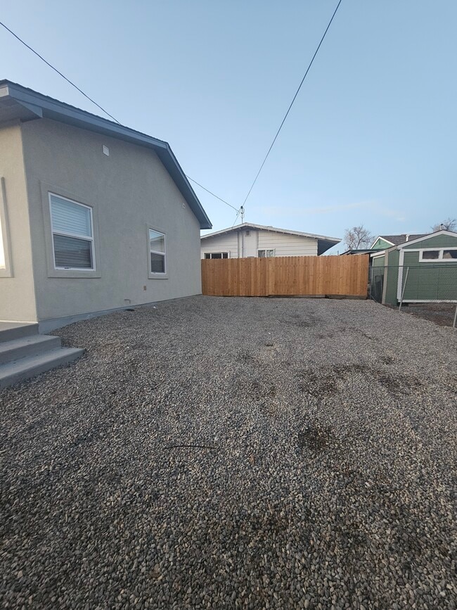 Parking - 2015 Elm Ave