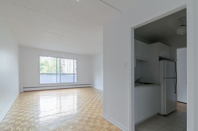 Building Photo - 1570 Avenue Filion