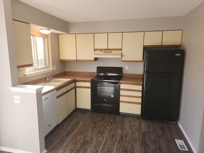 Foto del edificio - 8069 Lexington Park Dr