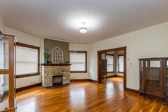 Foto del edificio - Charming Home - Close to Fort Riley