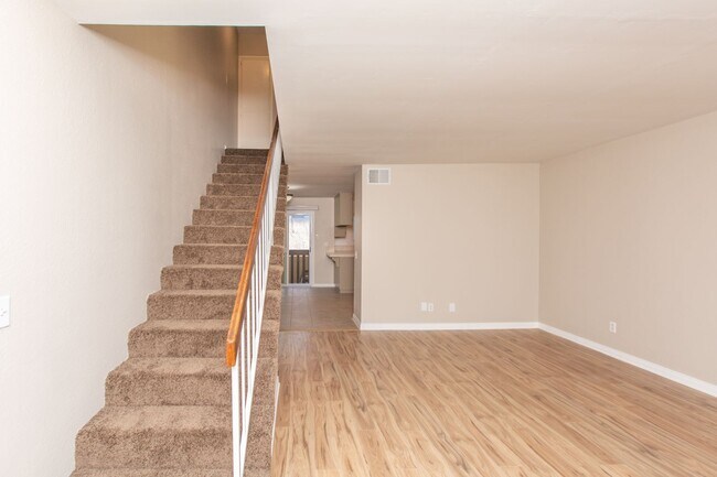 Building Photo - Spacious 2 Bedroom / 1.5 Bath Condominium ...