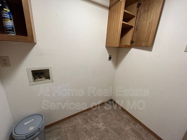 Foto del edificio - 1183 W Hall St