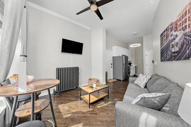 Building Photo - 2324 N California Ave