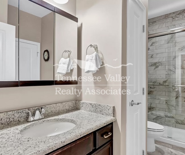 Building Photo - IMMACULATE Executive townhome in great Wes...