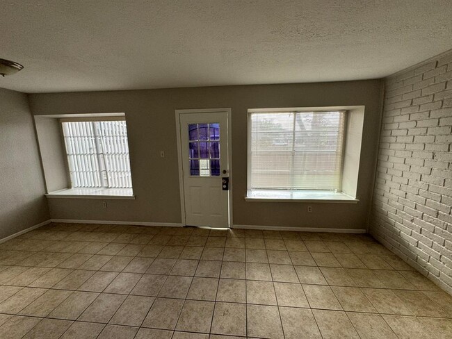 Building Photo - 6939 Chasewood Dr