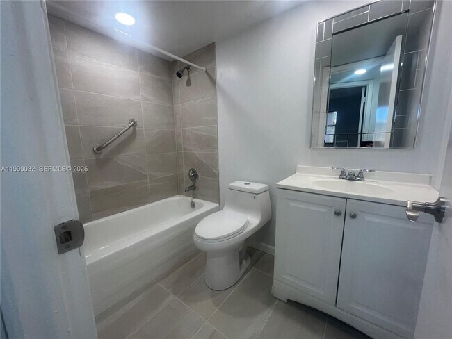 Foto del edificio - 8500 Sunrise Lakes Blvd