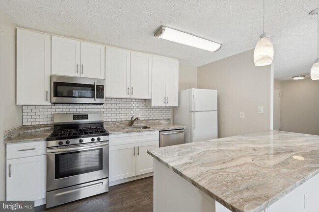 Building Photo - 12305 Braxfield Ct