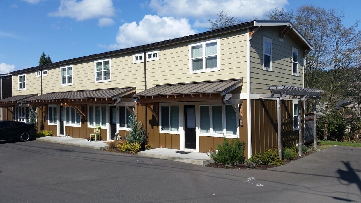 Primary Photo - 2 Bedroom 1 Bathroom Townhome in Downtown ...
