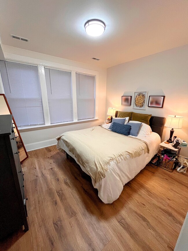 bedroom 1 furnished - 1518 W Augusta Blvd