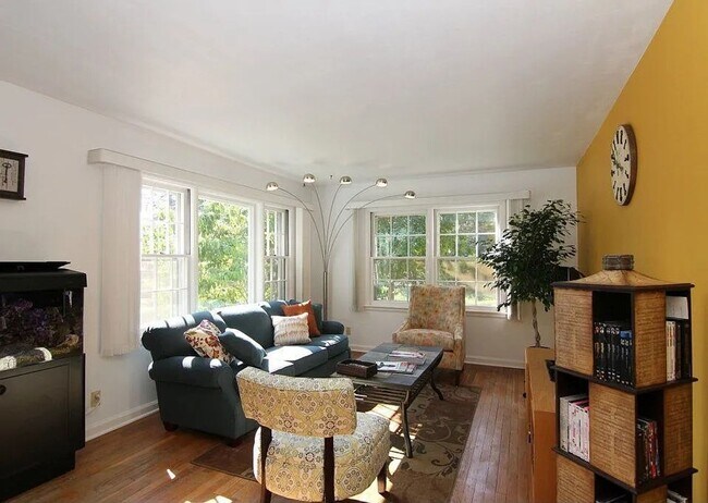 Foto del edificio - Now Leasing! Charming Home in One of Madis...