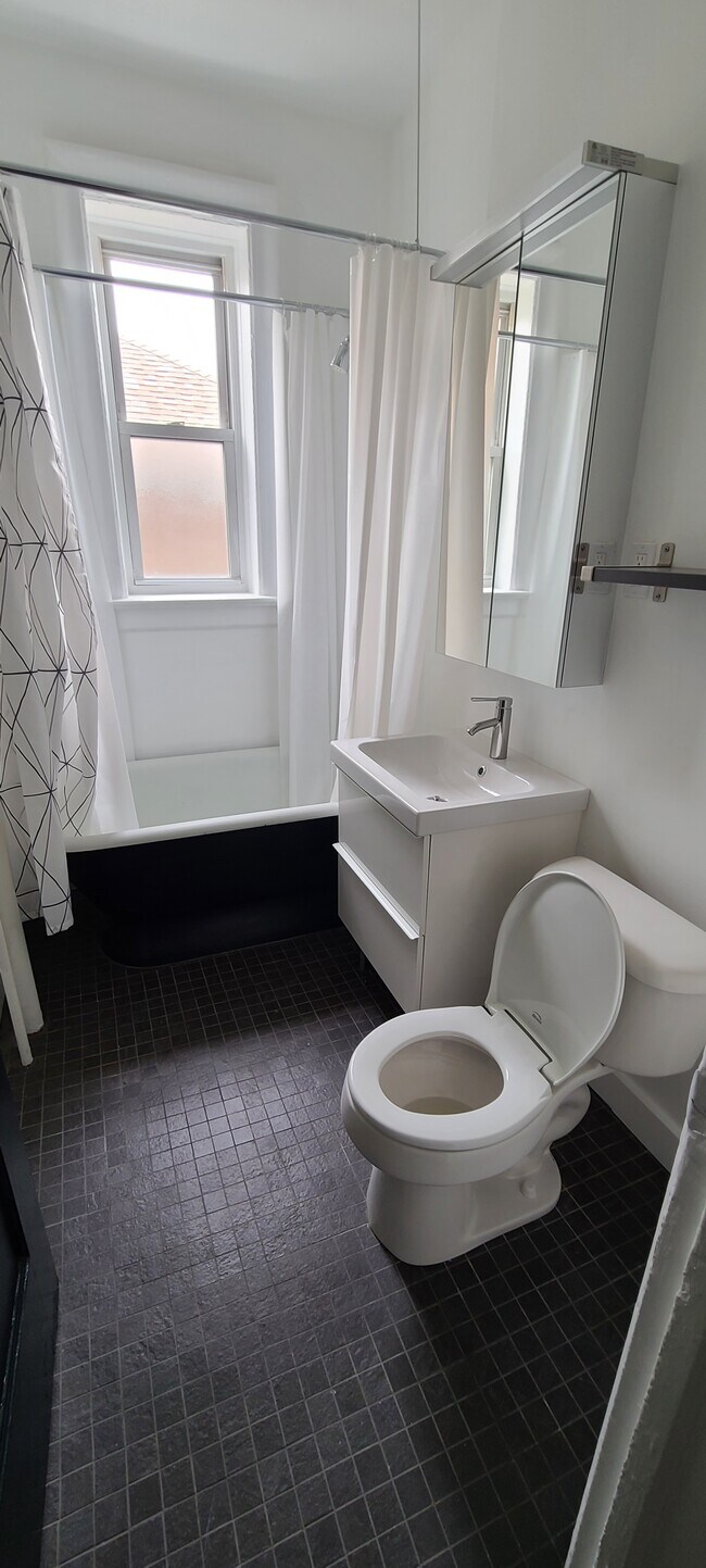 Foto del edificio - 244 Lawton Ave