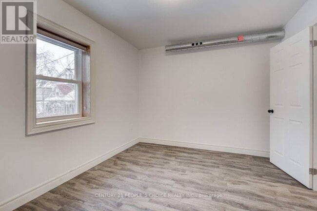 Photo du bâtiment - 1514 Queen St W