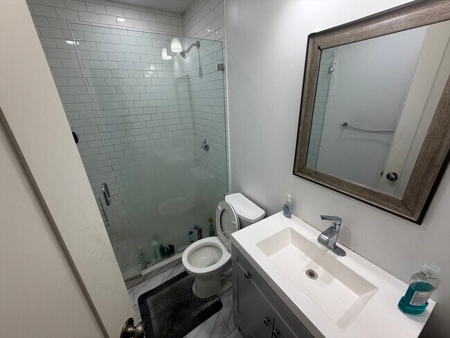 Foto del edificio - 301-305-305 Dudley St