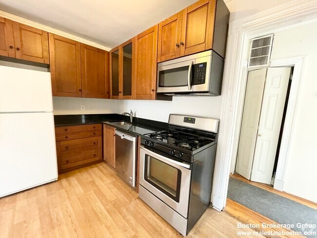 Building Photo - 76 Saint Stephen St