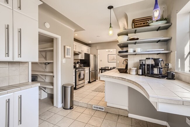 Building Photo - Fantastic 2 bedroom Remolded Ranch in Mayf...