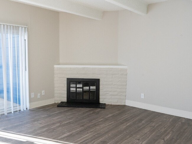 Building Photo - Raven