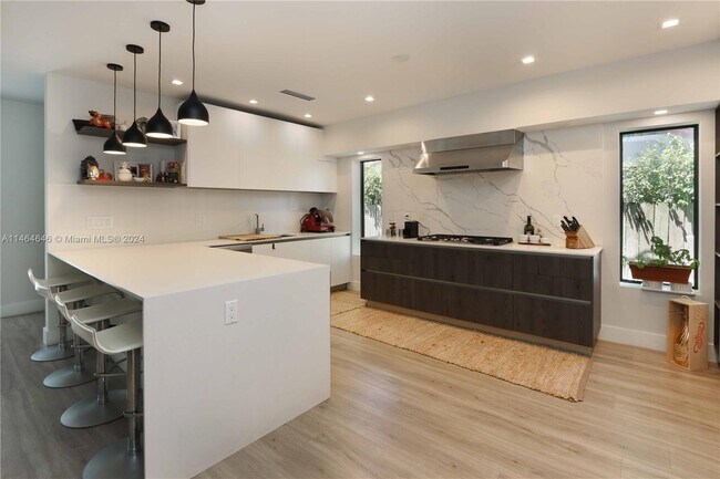 Foto del edificio - 875 W 47th St