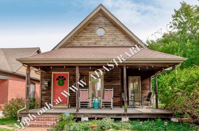 Foto del edificio - Inviting 3 Bedroom Close to Everything-Available in MAY!!