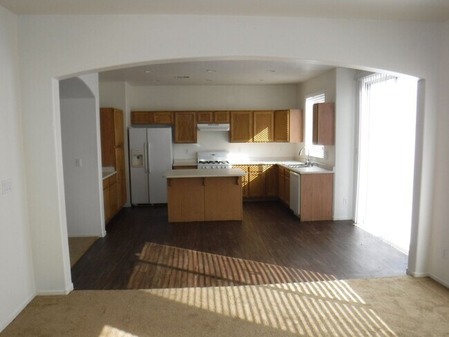 Building Photo - SPACIOUS 5 BEDROOM