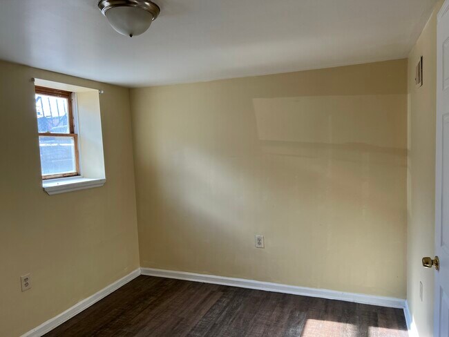 Building Photo - 609 Clinton Ave