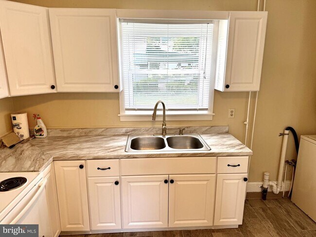 Building Photo - 33 Deppen Dr