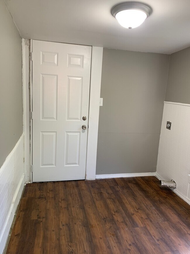 Building Photo - Rent this adorable 2 bedroom 1 bathroom Home