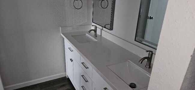 Foto del edificio - 7900 N Stadium Dr