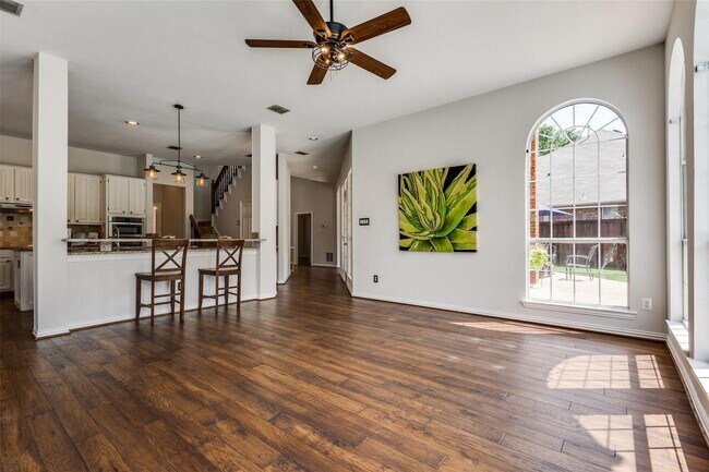 Foto del edificio - Located in a highly desirable neighborhood.