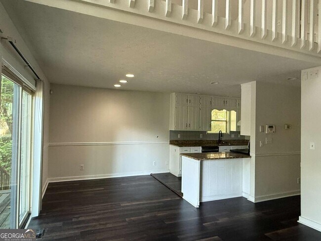 Foto del edificio - 8439 Lake Dr