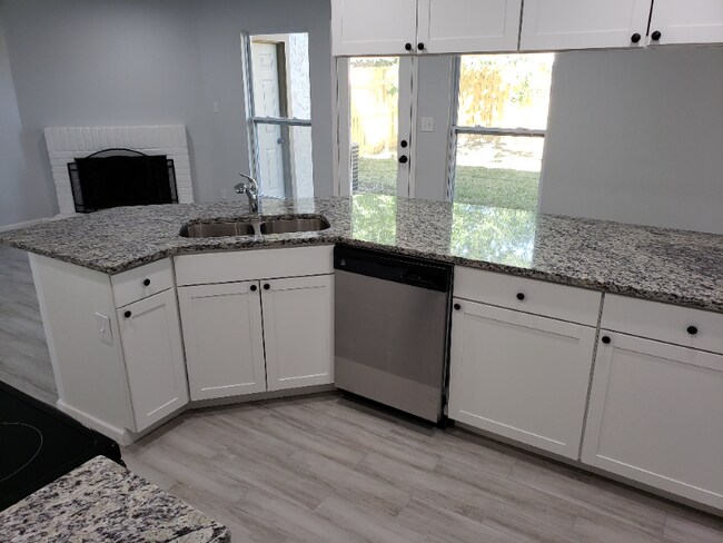 Building Photo - 7576 Windsor Oaks