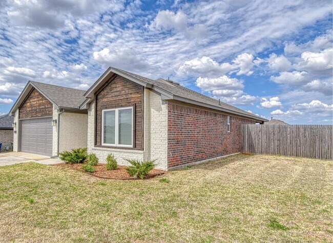 Foto del edificio - 275 Jennifer Dr