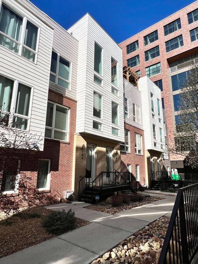 Foto del edificio - Luxury Slot-Style Town Home in the Heart of RiNo