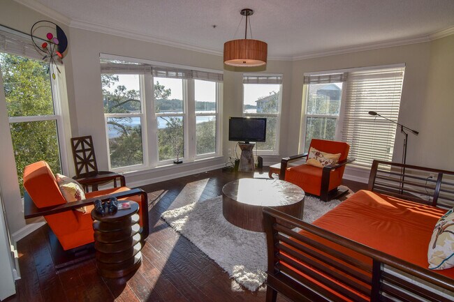 Building Photo - 4560 Greenbriar Dr