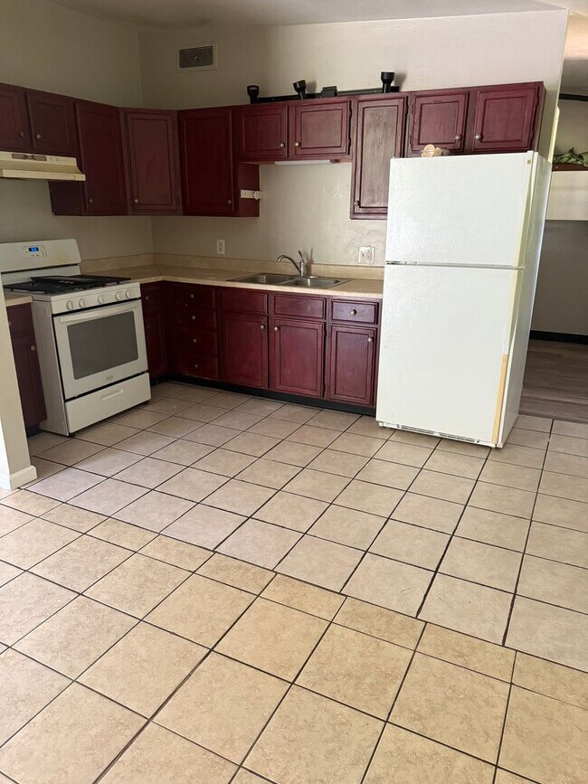 Foto del edificio - Spacious 3 + Bedroom with 2 Full Baths for...