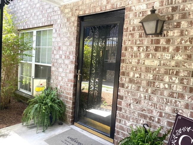 Building Photo - 811 Colony Dr