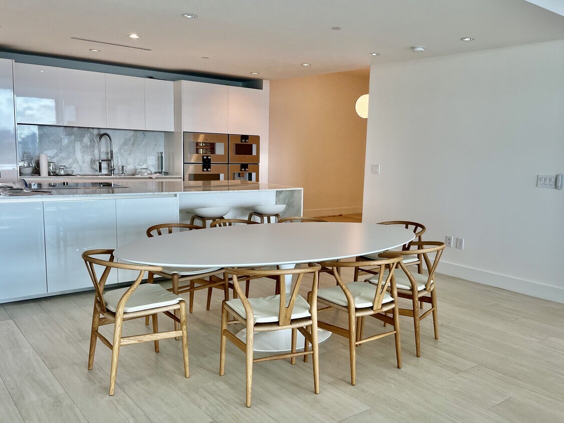 Foto principal - 10201 Collins Ave