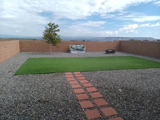 Foto del edificio - Beautiful 4-Bedroom, 2.5-Bathroom Home Loc...