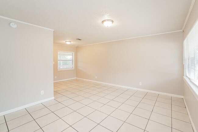 Foto del edificio - 6049 Cedar Hills Blvd