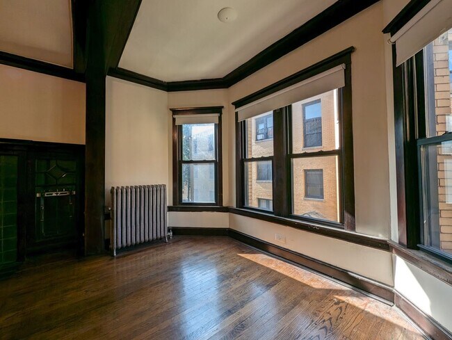 Foto del edificio - 2418 N Sawyer Ave